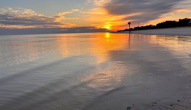 No Egrets: 2 BR Condo Gulf Views, Pool, Walk to Beach, Golf Cart District