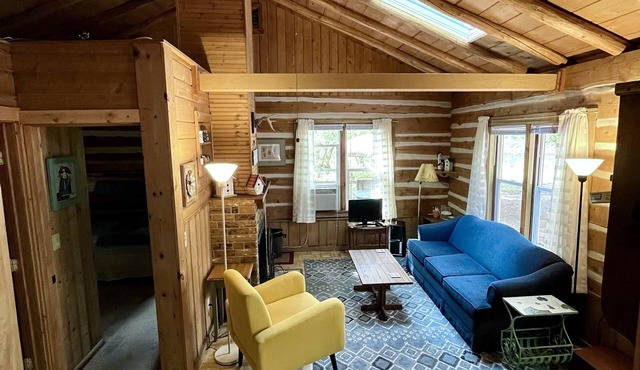 Northwind Cottage #3, Cozy cabin in the woods, 1 block from the Bay.