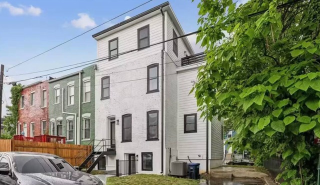NW DC EV parking, deck, 2 Kitchens Sleeps 20+