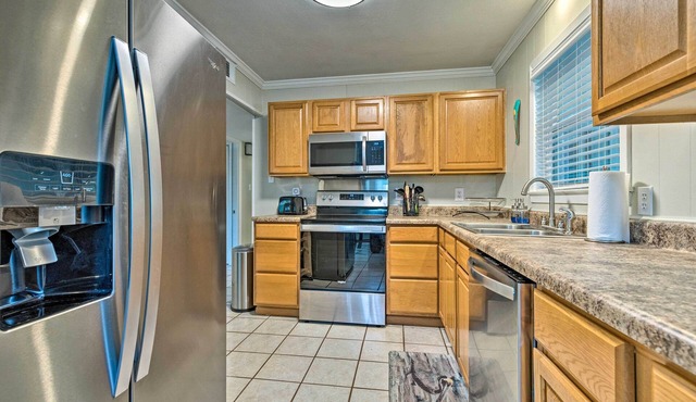 Ocean Springs Getaway - Walk to Beach & Downtown!