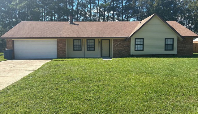OCEAN SPRINGS - GULF HILLS AREA Enjoy this home away from home!