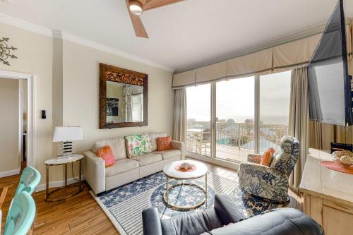 Ocean-view villa with heated pool hot tub & rooftop terrace - walk to beach
