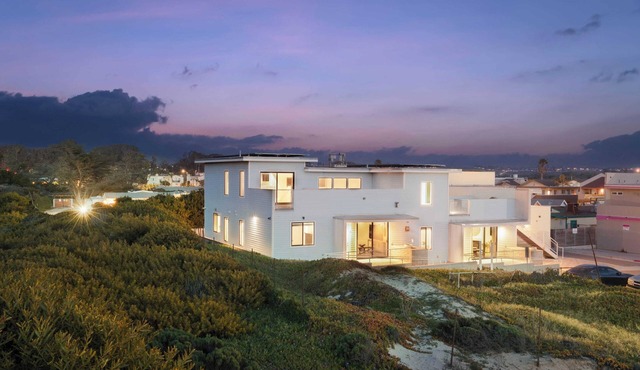 Oceanfront 2BR + Rooftop Deck, & Beach Access Strand Way B