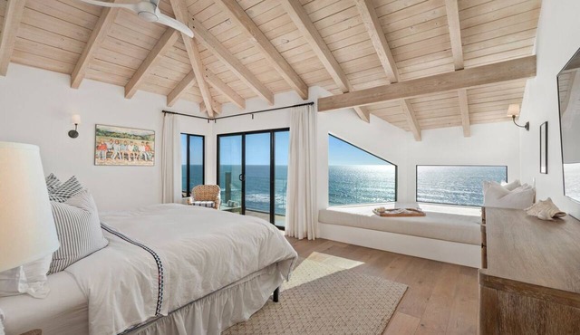 Oceanfront 3BD Penthouse. Pool Spa Pickleball and a short walk to all!