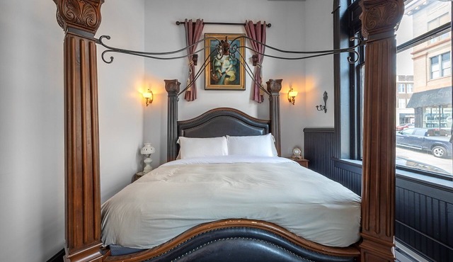 Oliver Inn | Suite 9 | Knudsen