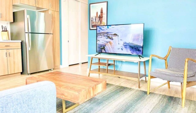One Bedroom Apartment w/Balcony and City Views!