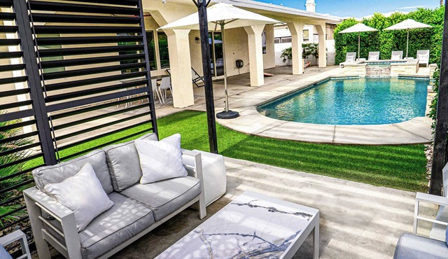 Palm Luxe Estate: Luxury Desert Retreat Pool & Spa