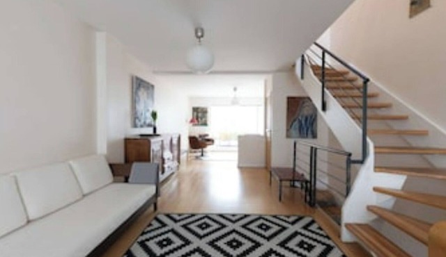 Paris-Buttes Chaumont. House and apartment with 6–7 bedrooms, 290 m², near the Jourdain metro station.
