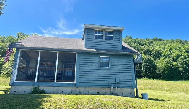 Peaceful 1-bedroom cabin in Soldiers Grove