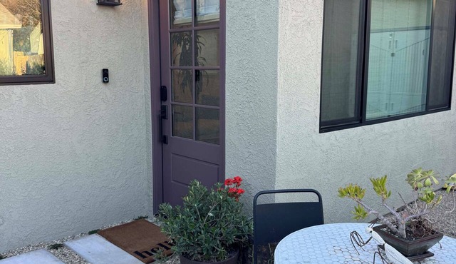 Peaceful 1-bedroom bungalow with AC in charming Burbank