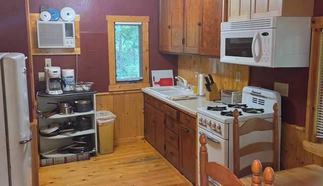 Peaceful 2-bedroom cabin with AC in beautiful Crosslake with dock slip