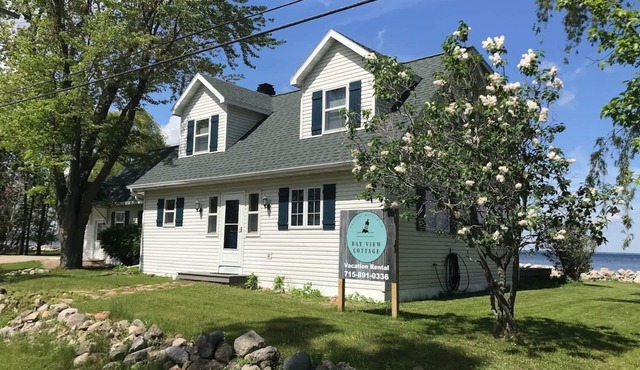 Peaceful 3 bedroom cottage with loft on the west shore of Green Bay.