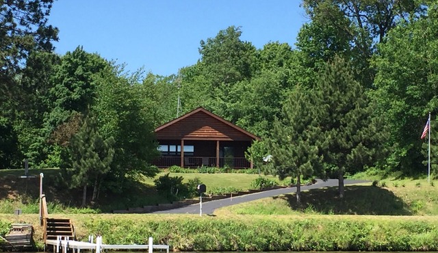 Peaceful And Serene Location With Great Lake View, Fishing, And Wildlife Sights.