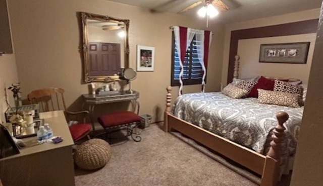 Peaceful mountain retreat-Private room King bed & bath in hallway in my home