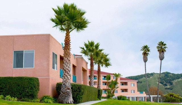 Perfect Beach Escape! 2 Comfortable Units, Pool, Kitchen, Mountain View,Bay View