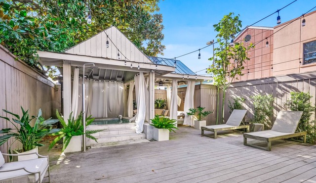 Perfect Escape in Downtown W/ Shared Hot Tub, Steam Rooms, Sun Deck & Fast WiFi!