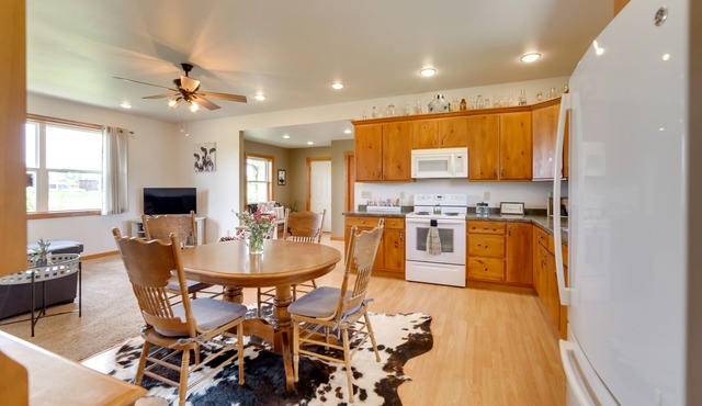 Peshtigo Dairy Farm Escape: Fire Pit, Grills!