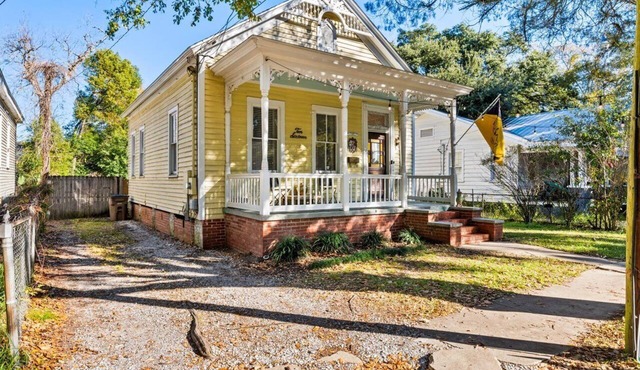 Pet-Friendly Cottage, Walk to Downtown Entertainment & Parades!