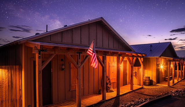 *Pet Friendly* Step back in time but with free WIFI @ Miners Cabin#6 (KING Bed)