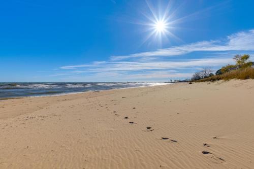 Pet Friendly! Steps to Beach - ‘Lakeview Cottage’