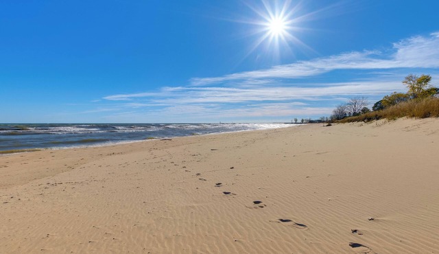 Pet Friendly! Steps to Beach - ‘Lakeview Cottage’