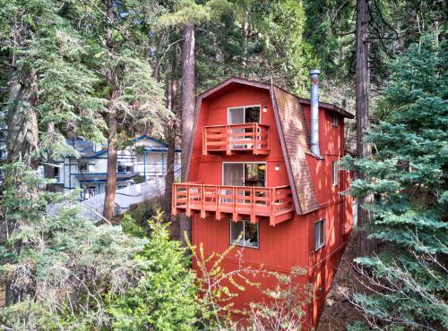 Pet & Kid Friendly Cozy Cabin, BBQ, Firepit, Outdoor Dining, Forest Views