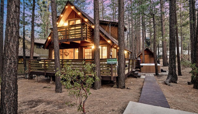 PINESHIRE -Cozy 3-bedroom cabin in Big Bear Lake -WALK to Snow Summit -HOT TUB!