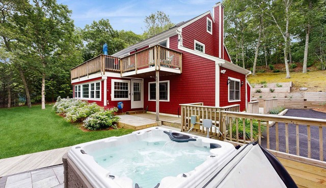 Pond Treasure: Private beach, hot tub, sauna, play area & dog-friendly