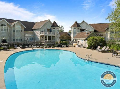 Pool Beach Walk & Lake Views in Fontana