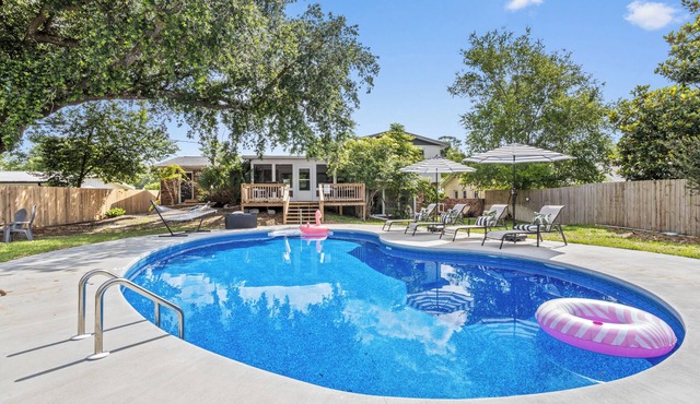POOL! Close to the Beach and Downtown! BBQ! Game Room!