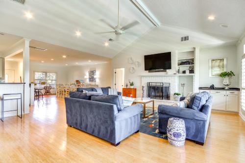 Pool, Fire Pit & Tennis Court: Gem in Bay St Louis