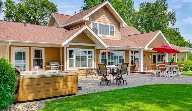 Private Dock & Hot Tub! Big Stone Lake Getaway