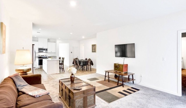 Private Getaway 15 Minutes to Downtown Bakersfield!