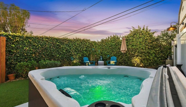 Private Guest Suite w/Hot Tub, Fireplace & Yard
