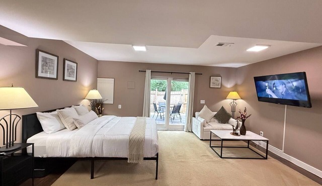Private suite Near Dulles w/Kitchen & Patio