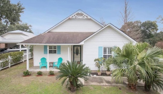 Quaint Coastal Oasis with a 5-min walk to the beautiful Mississippi Gulf Coast !