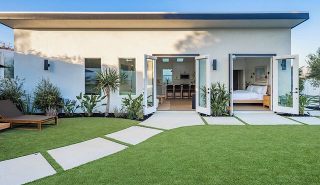 Quiet Coastal Modern-Ocean views-Hot tub- 7 mins to the beach