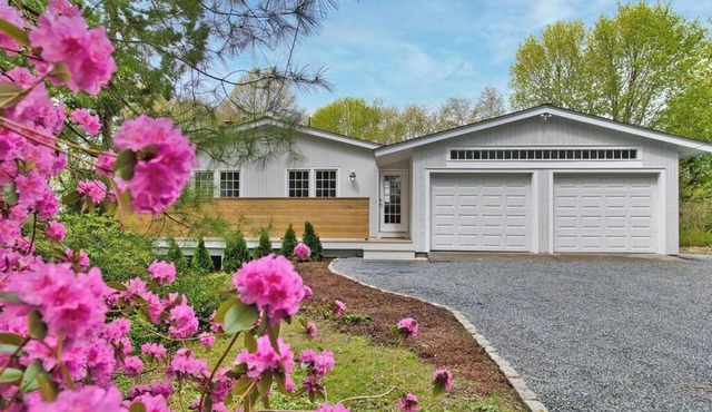 Quiet Wooded Acre in Tiverton Near the Beach, 2 Decks, Big Yard & Great Kitchen