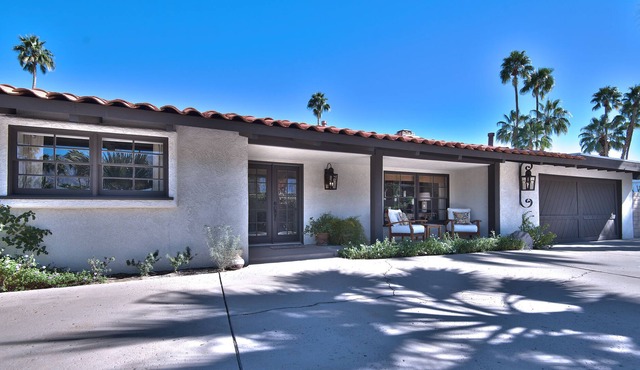Ranch Style Home in Central Location +Large Pool & Spa area + Great View +Walk t