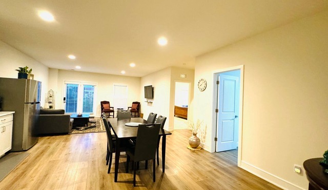 Red Cherry Oasis - Charming 2 bedroom villa with AC, WiFi in serene Aldie