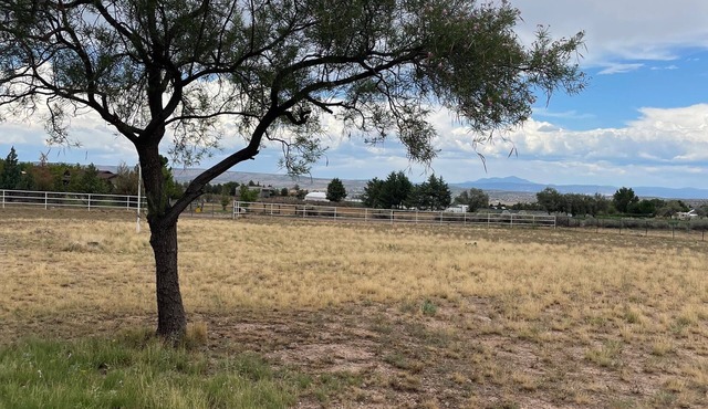 Red Rustic Ranch in Lovely Paulden!