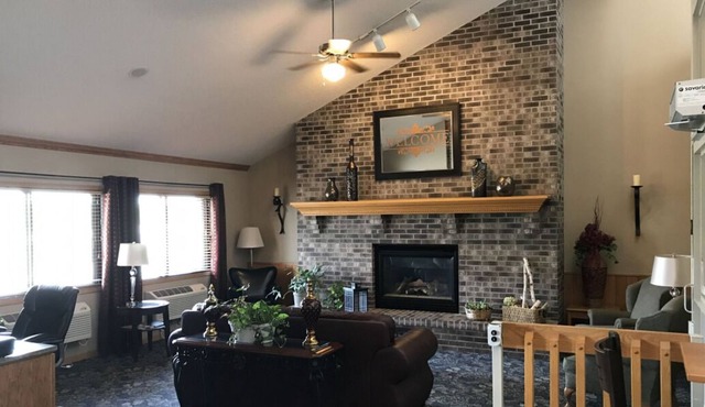 Relax and Recharge! 3 Pet-friendly Units, Free Parking, Near Stanley Theatre
