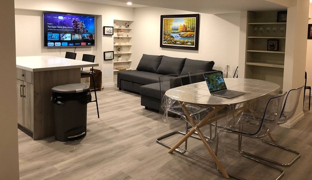 Relaxing family suite 10 min walk from the Lakeshore and pet friendly!