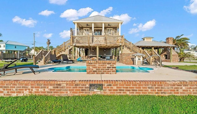 Relaxing Waterfront Getaway with Pool, Boat Dock, and Ice House next door.