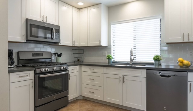 Renovated 3-bedroom Condo on Golf Course with Mountain Views!