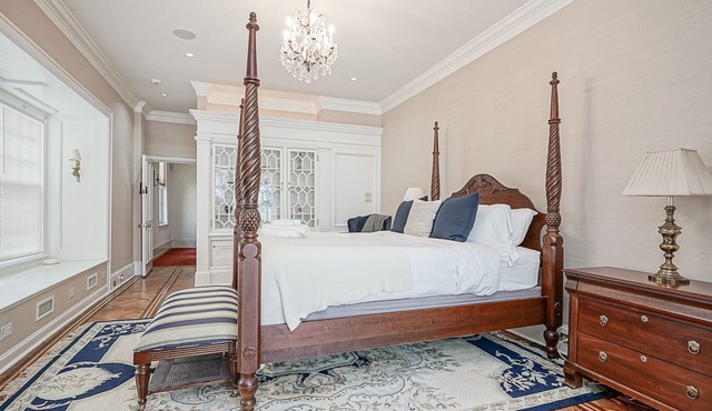 Rittenhouse Residence - Historic Mansion with Roof Deck - Sleeps 16