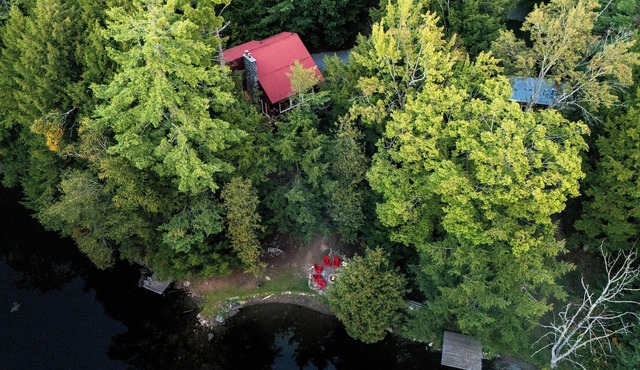 Riverfront Cottage with Pool Table & Kayaks
