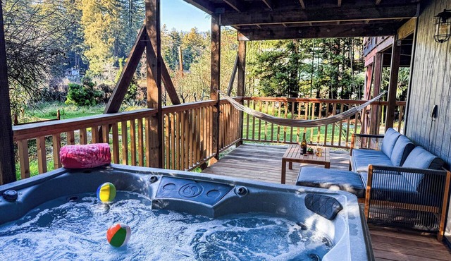 Riverside PLAYCATION! Private Dock! Hot Tub~Pups OK! Point of View