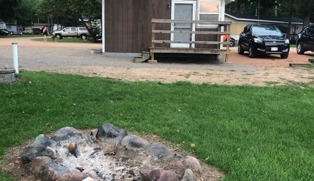 Rolling Stone Lakeside Cabin 1: 2 Bedrooms