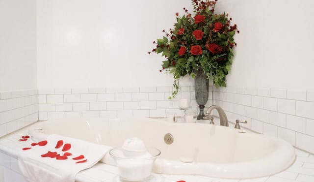 Rose Tranquility Cottage -Jetted Tub-Balcony